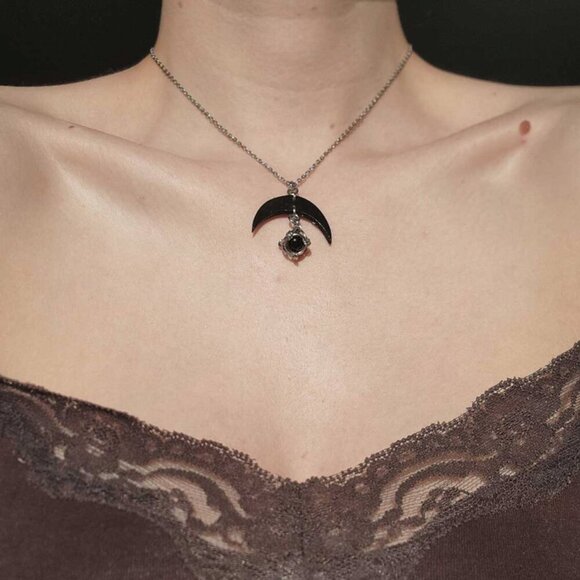 Gothic vintage black moon silver witch necklace with a small silver chain - Picture 9 of 9